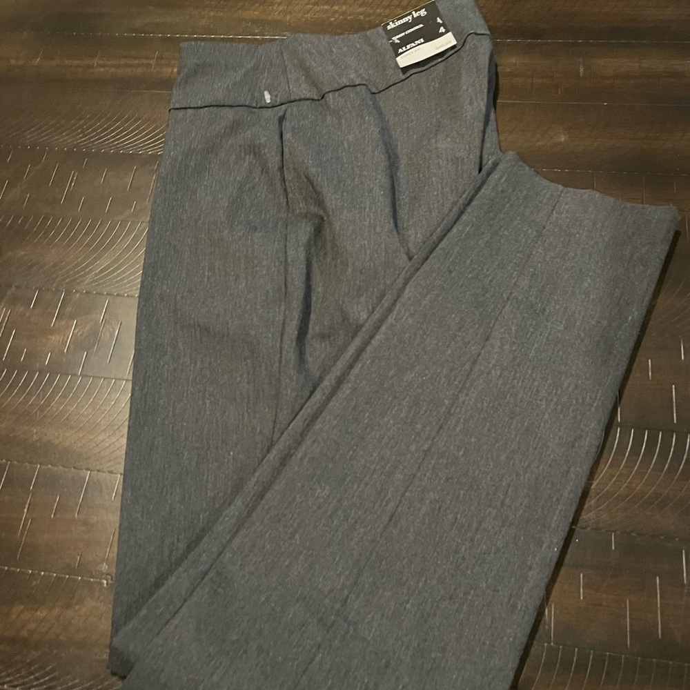 Women’s Alfani skinny leg Gray pull on Pants New! Size 4 curvy fit